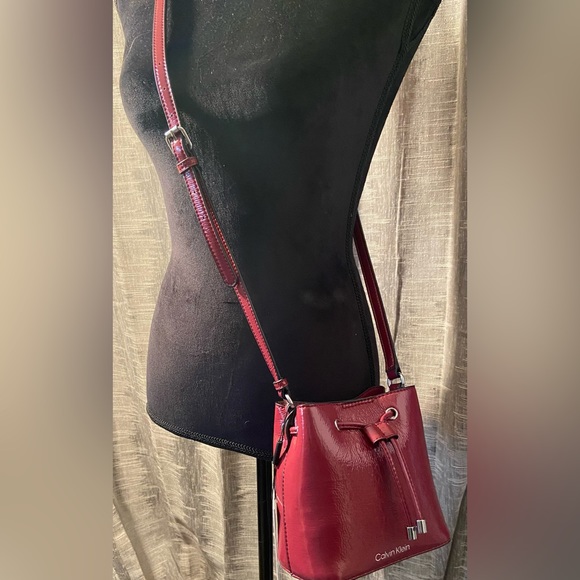 💕Calvin Klein Mini Draw String Bag ~ NWT Vegan leather. Color amazing. - Picture 12 of 14